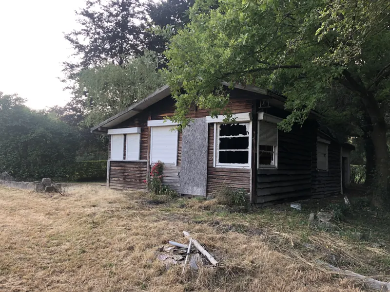 L'ancien chalet de trois quarts, dans l'herbe haute