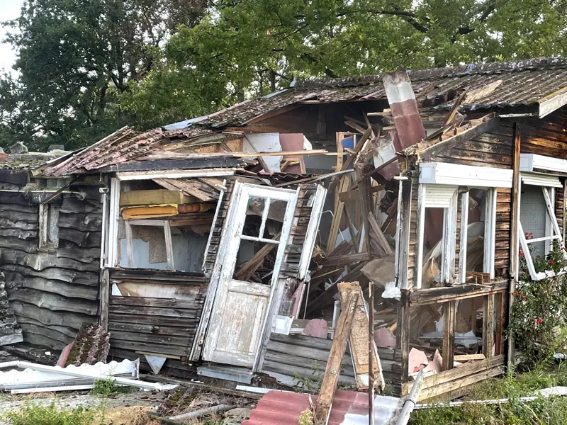 Le chalet effondré, porte encore debout