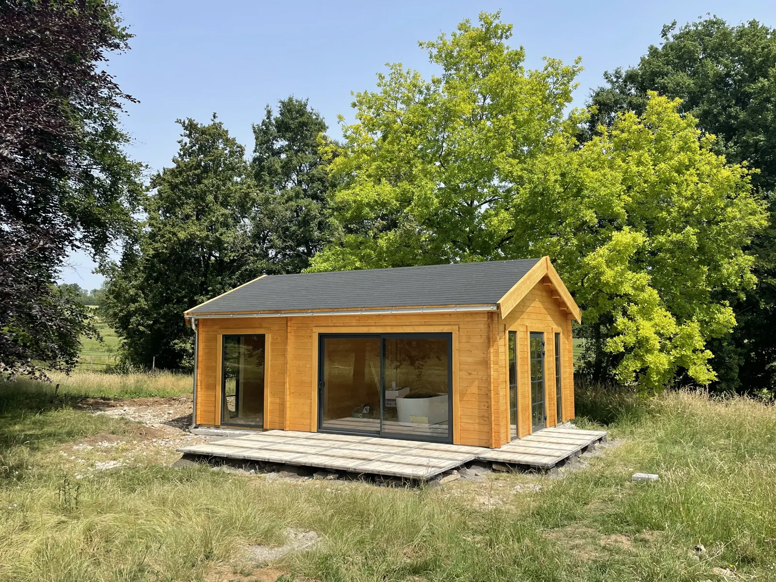 Le Hogar terminé, seul dans la prairie