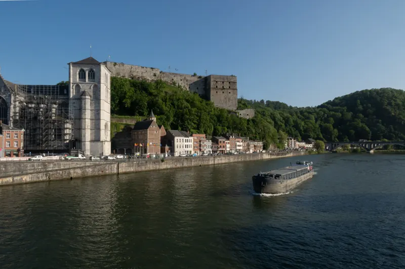 Huy, la collégiale et le fort au bord de la Meuse