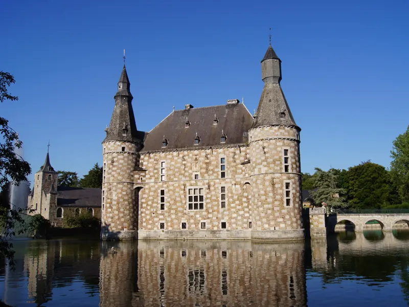Le château de Jehay qui se reflète dans ses douves