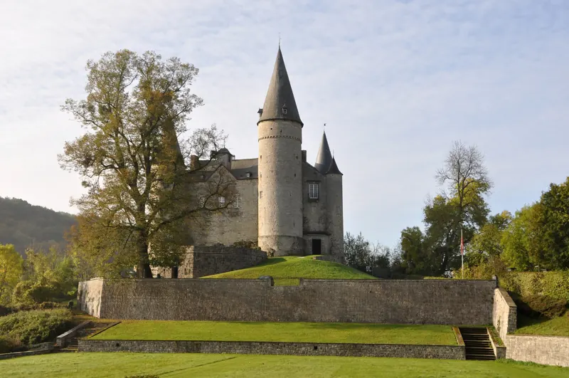 Le château de Vêves et ses tours pointues