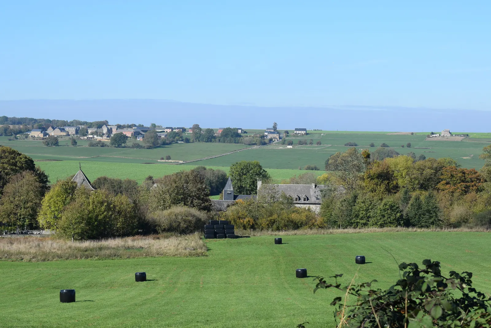 La campagne du Condroz, un village de pierre entre prés et bois