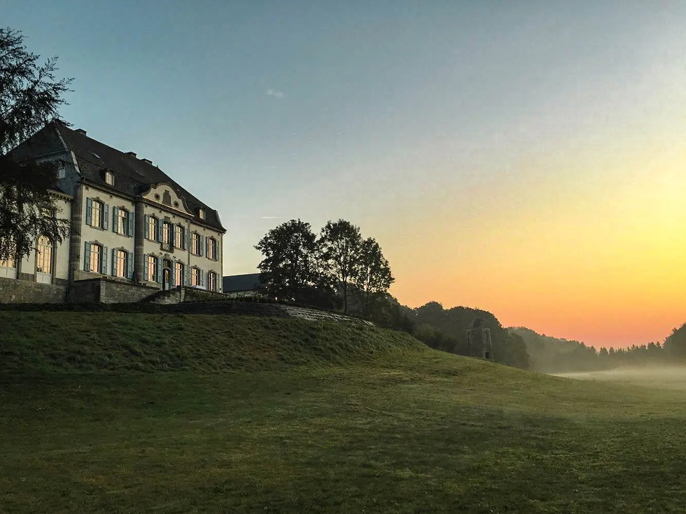 Un château du village dans la brume du matin