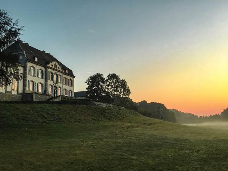 Un château du village au coucher du soleil
