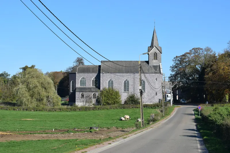 L'église Saint-Martin au bout de la route, entre les prés